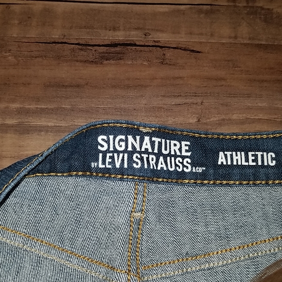 NWOT signature levi jeans - Picture 2 of 4